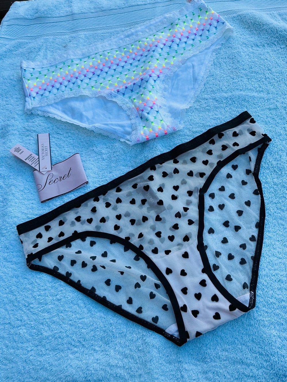 Victoria's Secret hip- hugger panties 🖤🤍